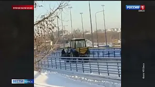 В Омске заметили трактор, перевозящий людей в ковше