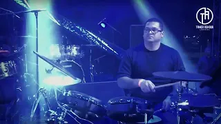 أنا هاخدك ف عيني وانام تامر عاشور Tamer Ashour لايف 