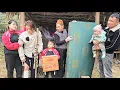 Lagu Giang Thi Sinh \u0026 Family’s Kindness: Giving Gifts to a Homeless Grandma and Her Grandchild