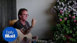 Kiefer Sutherland plays surprise show for kids at hospice