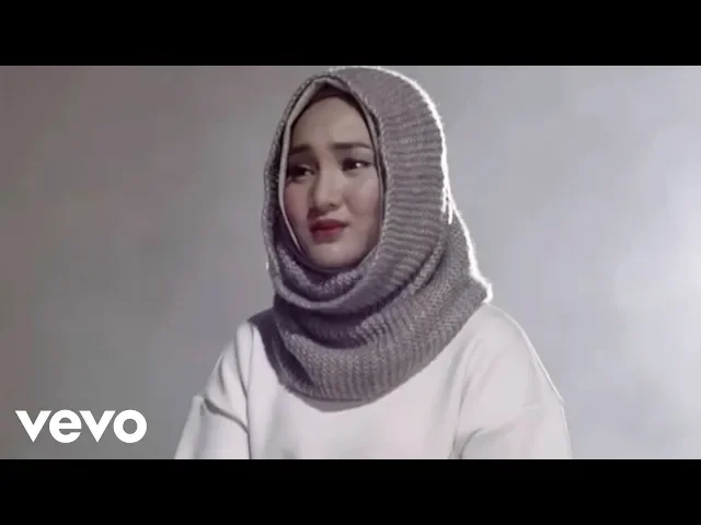 Download MP3 Fatin - Salahkah Aku Terlalu Mencintaimu (Official Music Video) (Video Clip)