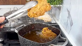 اوعي. تسلقيها. ولا. تشويها. زي ما هي كده. نيه. في الزيت. هتقليها.معلقه هي سر  كنتاكي  الجاهز المقرمش