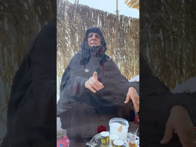 ⁣ترفض التوقف عن خدمة الزائرين في طريق البحر |  الحاجة أم حبيب تعاني من عجز في الكلى