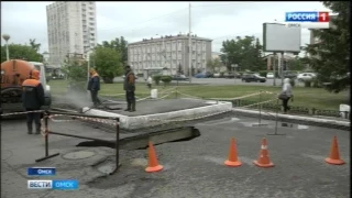 На Красном Пути появилась огромная дыра в асфальте