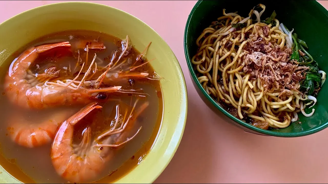 Excellent prawn noodles (have mee) using FRESH LIVE PRAWNS! (Singapore street food)