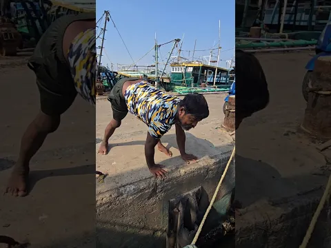 Brave Man Catching Expensive Fishes in Boat Gaps #fishing #fishingvideos #thoondilulagam #seafishing
