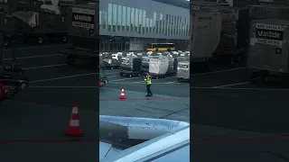 عمال المطار يتحد ون قواعد العمل في لعبة رمي الأقماع 