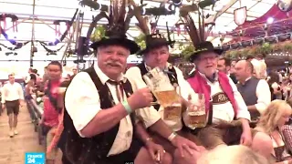 مهرجان شعبي للبيرة في مدينة ميونيخ الألمانية دندنها