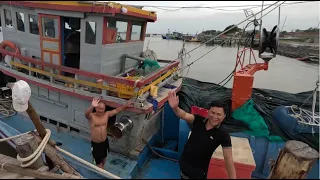 Ep. 42 I visit a wooden Vietnamese fishing boat