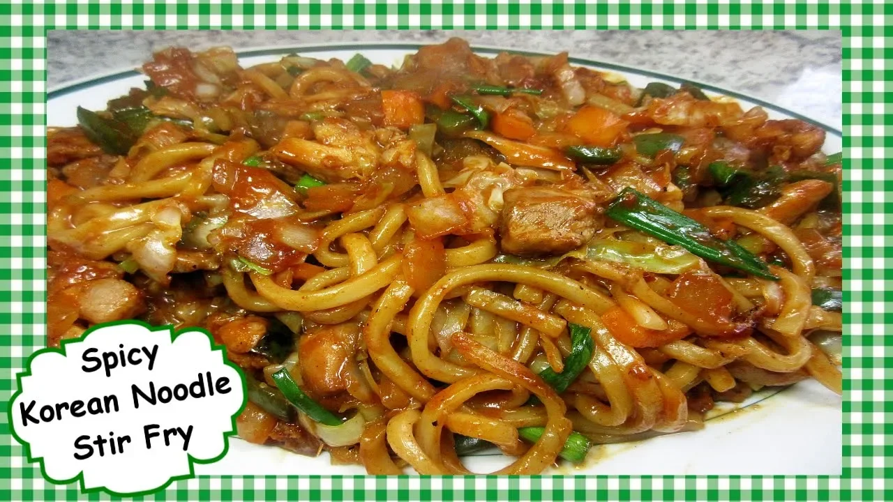 Easy & Fast Chicken Chow Mein (Chinese stir fried egg noodle). 