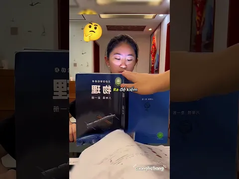Tưởng con lén chơi điện thoại, ai ngờ lại chăm học đến thế!