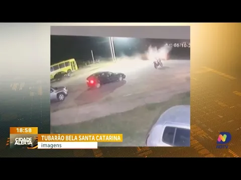 Caminhonete não para em cais da balsa de Laguna e cai na água
