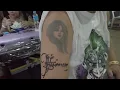 Gene Simmons KISS autografa braco de fa e acaba se tornando tatuagem