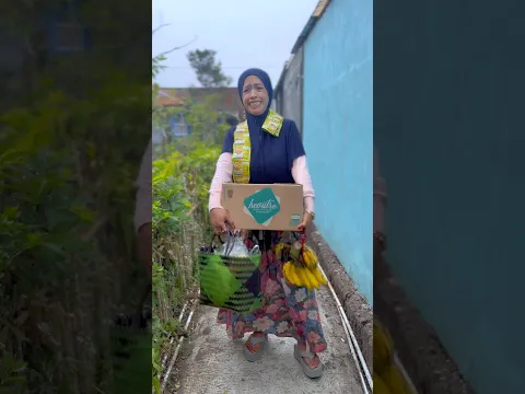 Katanya kalau makan harus sambil duduk #shorts #funny #viral