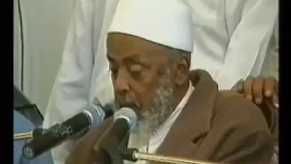 دخول مولانا شيخنا عبدالله الهرري رحمه الله وغفر له ولوالديه والفرقة تنشد هرري إلي 