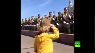 رد فعل غريبه من الجنود الروس على طفل ادى لهم التحيه العسكريه فى عرض عسكري مش متتوقع شوف بنفسك 