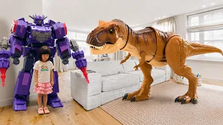 Kids turn toys into real Dinosaurs | Hiu & Kim Dinosaur Toys Become Power Rangers Alive In His House