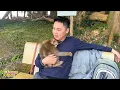 Monkey Kaka hugged dad tightly when he saw dad coming to visit her