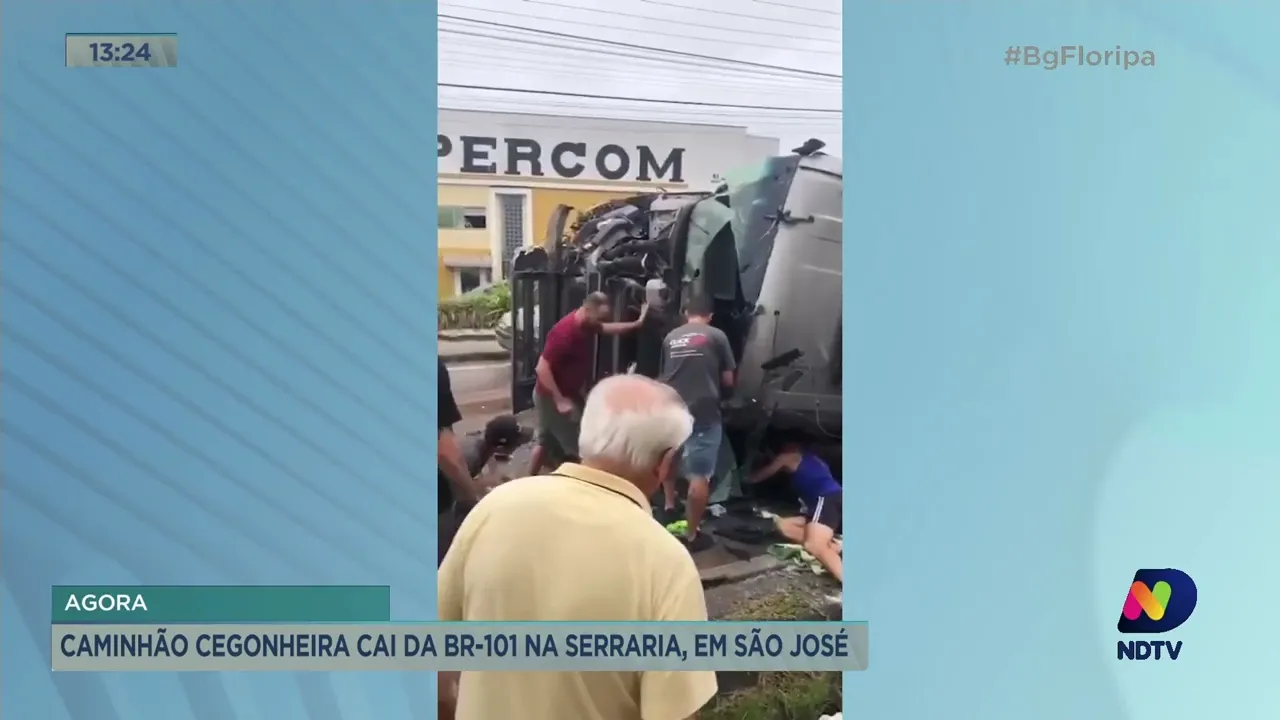 Caminhão cegonheira cai da BR-101 na Serraria, em São José