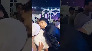 عريس يبوس عروسه 