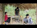 Download Lagu The girl is very happy to always have good friends to help her in difficult times