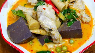 แกงเผ็ดไก่ใส่หน่อไม้ รสเข้มข้นถึงเครื่องแกง ไก่นุ่ม หน่อไม้กรอบ เลือดไก่เด้ง ๆ บอกเลยว่าฟิน