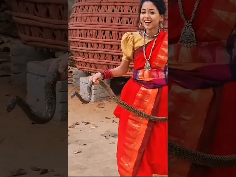 OMG 😮 She is Doing Fun With Snake #arohimim #snake #prankking #fun