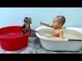 Monkey KaKa and baby Diem bathing together look so happy