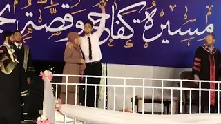 شاهد ماذا فعل طالب بعد منع أمه من مرافقته لمنصة التكريم خلال حفل تخرج في غزة 