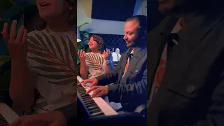 على رمش عيونها 