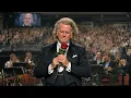 Lagu EEN KIND GOOIT EEN BLOEM OP HET PODIUM… WAT ANDRÉ RIEU DAARMEE DOET SCHOKT DE HELE ZAAL