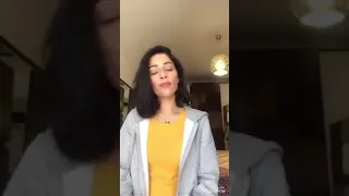 فتاة مصرية تغني بصوت رائع 