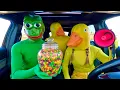Download Lagu Rubber Ducky Surprises Frog, Puppy \u0026 Police in Car Ride Chase