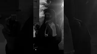 شارد الذهن   يسجل حضورا  كاملا  في مكان آخر   دندنها