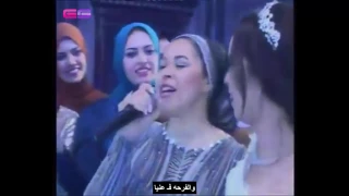 ام العروسه ولعت الفرح وفاجئت العريس والجميع بجمال صوتها وروعة أدائها                    دندنها