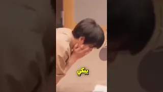 مؤدي صوت ايتادوري قاعد يبكي 