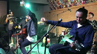 scared of bums kepalkan tangan kiri live acoustic set at warung kopi djoglo