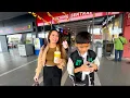 Download Lagu Suriati arriveert uit Sri Aman om Mak Abu te bezoeken
