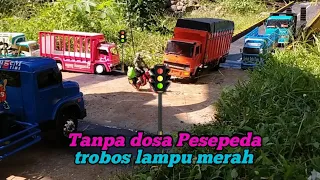 Download Truk Fuso oleng ngeblong di persimpangan lampu merah || versi miniatur truk || MP3