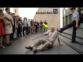 Download Lagu De bankmedewerkers hebben de oude man eruit gegooid, denkend dat hij een zwerver was. De volgende da