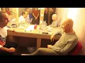 Özkan Uğur's hilarious reaction to Mazhar Alanson leaving the stage without bowing.