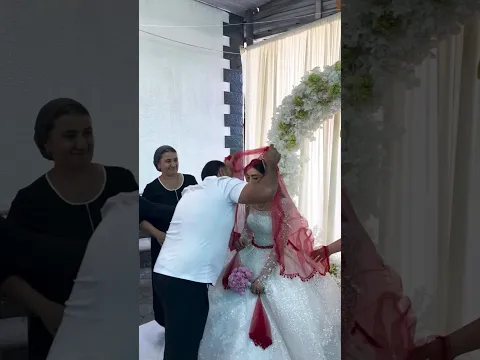 اخ العروس الصغير يضع شريط احمر على خصر اخته في يوم زفافها 🥰😍