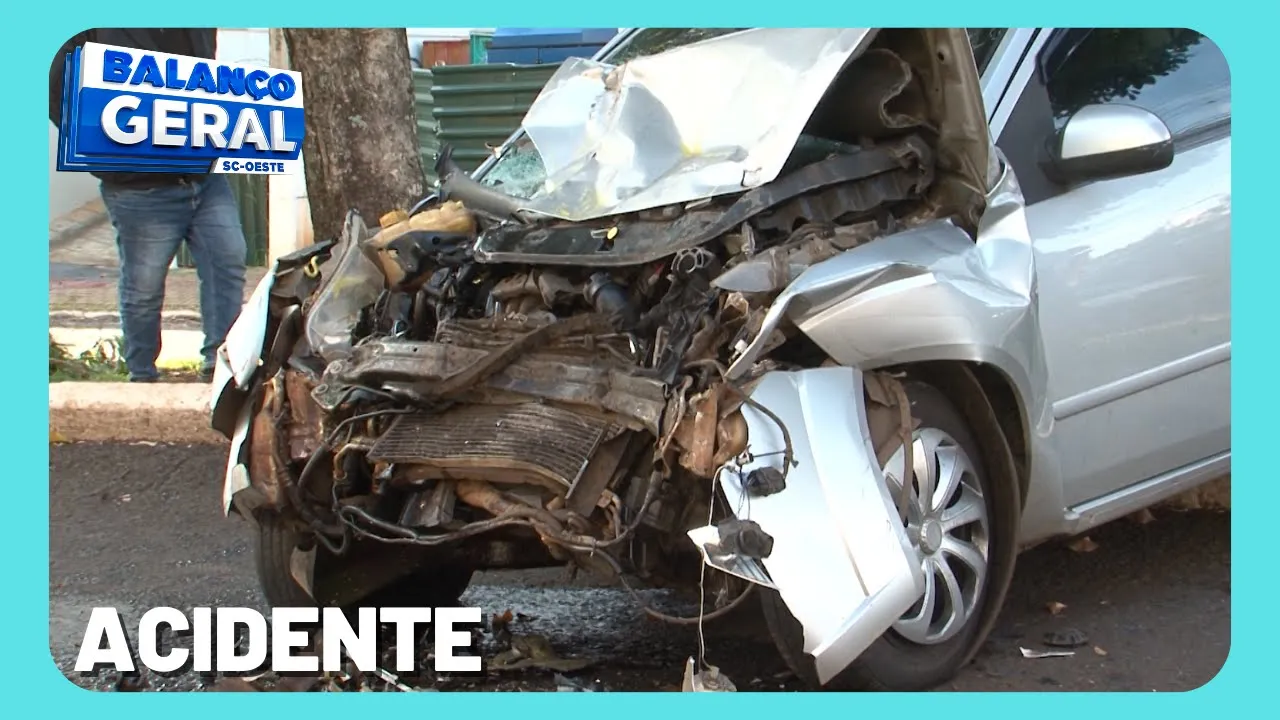 Mulher morre após acidente entre carro e ônibus na Rua Clevelândia em Chapecó