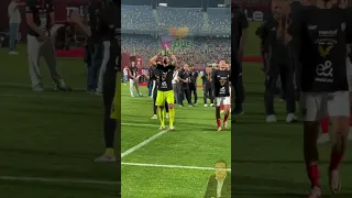 شاهد ماذا فعل كباتن الأهلي الشناوي و ربيعة مع جمهور المارد الأحمر أثناء التتويج بلقب الدوري 