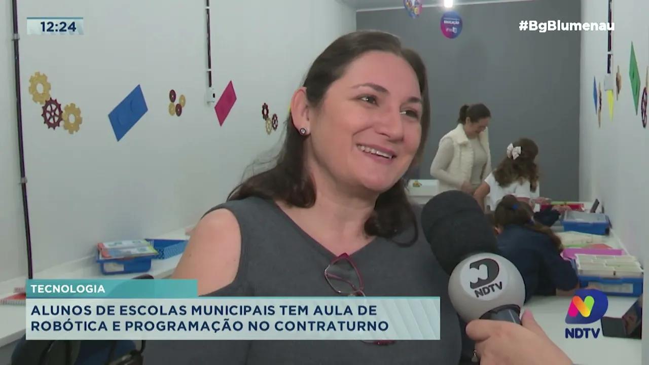 Alunos de escolas municipais de Blumenau recebem aulas de robótica e programação