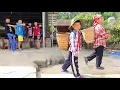 Download Lagu Het verhaal van Tieu Han en haar jongere broer heeft miljoenen harten geraakt.