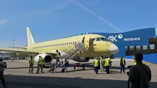 Опытный образец самолета SJ-100, изготовленный полностью из отечественных деталей совершил первый тренировочный полет