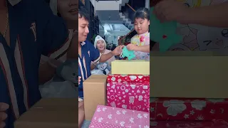 Khui quà Sinh Nhật với con gái yêu