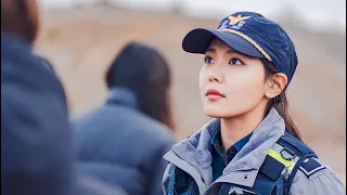 بنت فقيرة وهى طفلة شافت مامتها بتموت قصاد عنيها ف بتشتغل ظابطة شرطة عشان تقدر تقبض على القاتل 