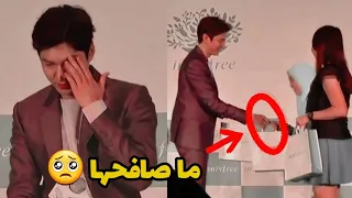 لي مين هو يوم قدم الهدايا لمعجباته صافحهن كلهن ما عدا الي لابسة حجاب عرف ميصير يلمسهة 